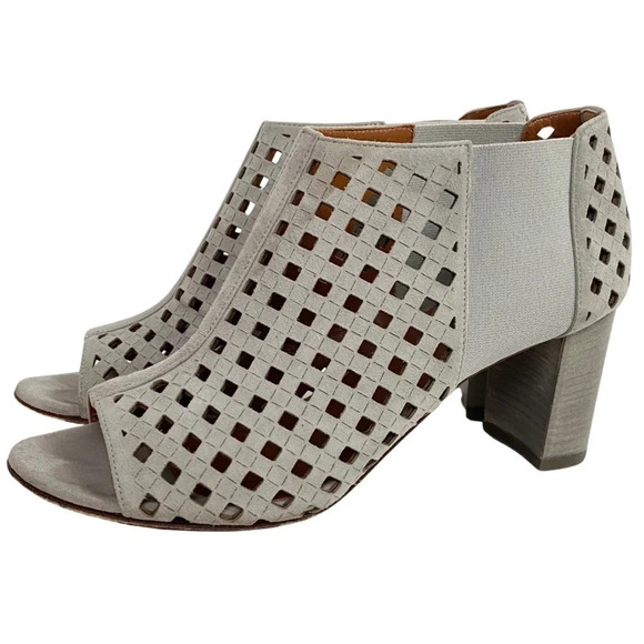 Aquatalia Shari Laser Cut Booties Women Size 9 Light Grey Leather Suede Heel EUC - Picture 1 of 13